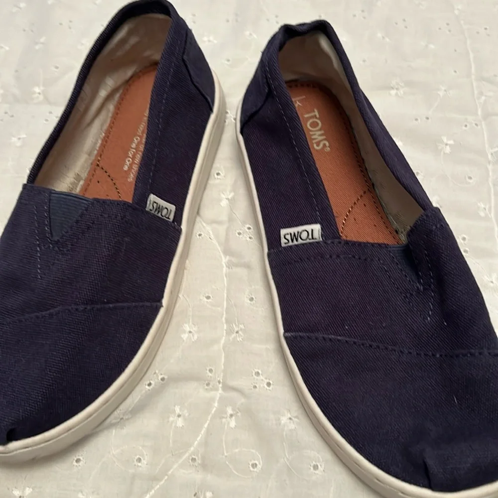 Youth size 3 navy Tom’s